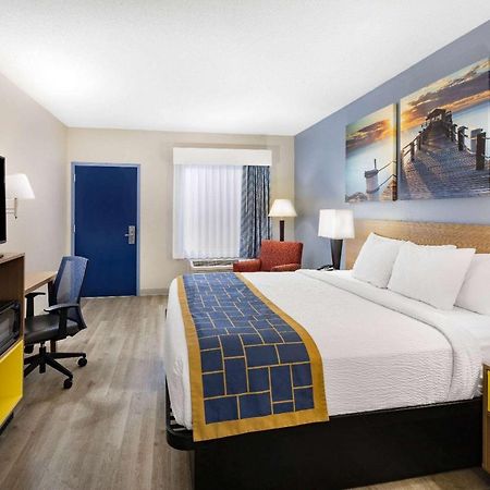 Days Inn & Suites By Wyndham Savannah Midtown Exterior photo