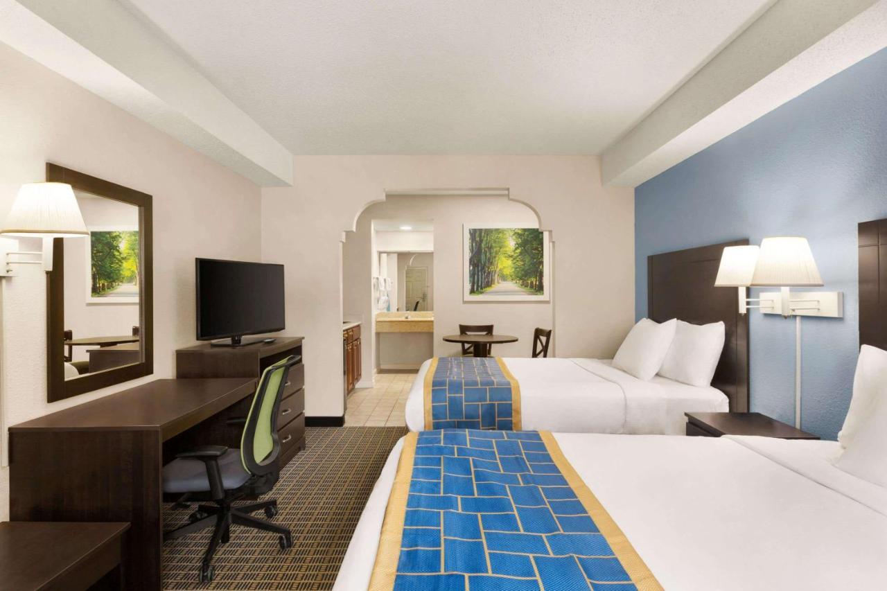 Days Inn & Suites By Wyndham Savannah Midtown Exterior photo
